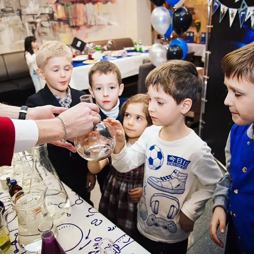 Дети на научном шоу с колбами